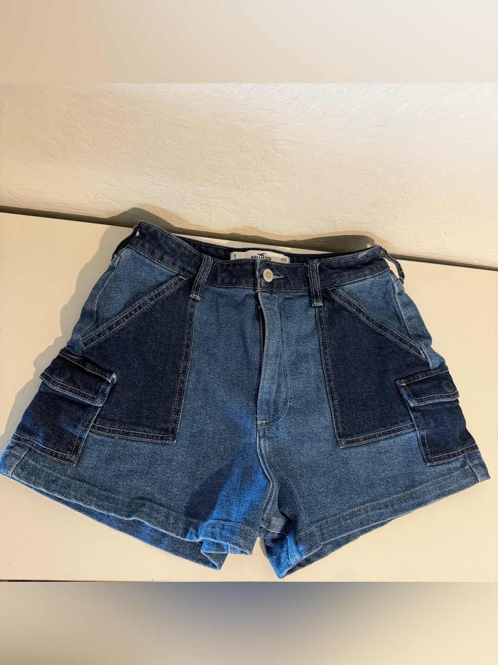 Hollister Curvy Ultra High-Rise Mom Cargo Denim Shorts Size 5 W27 Stretch